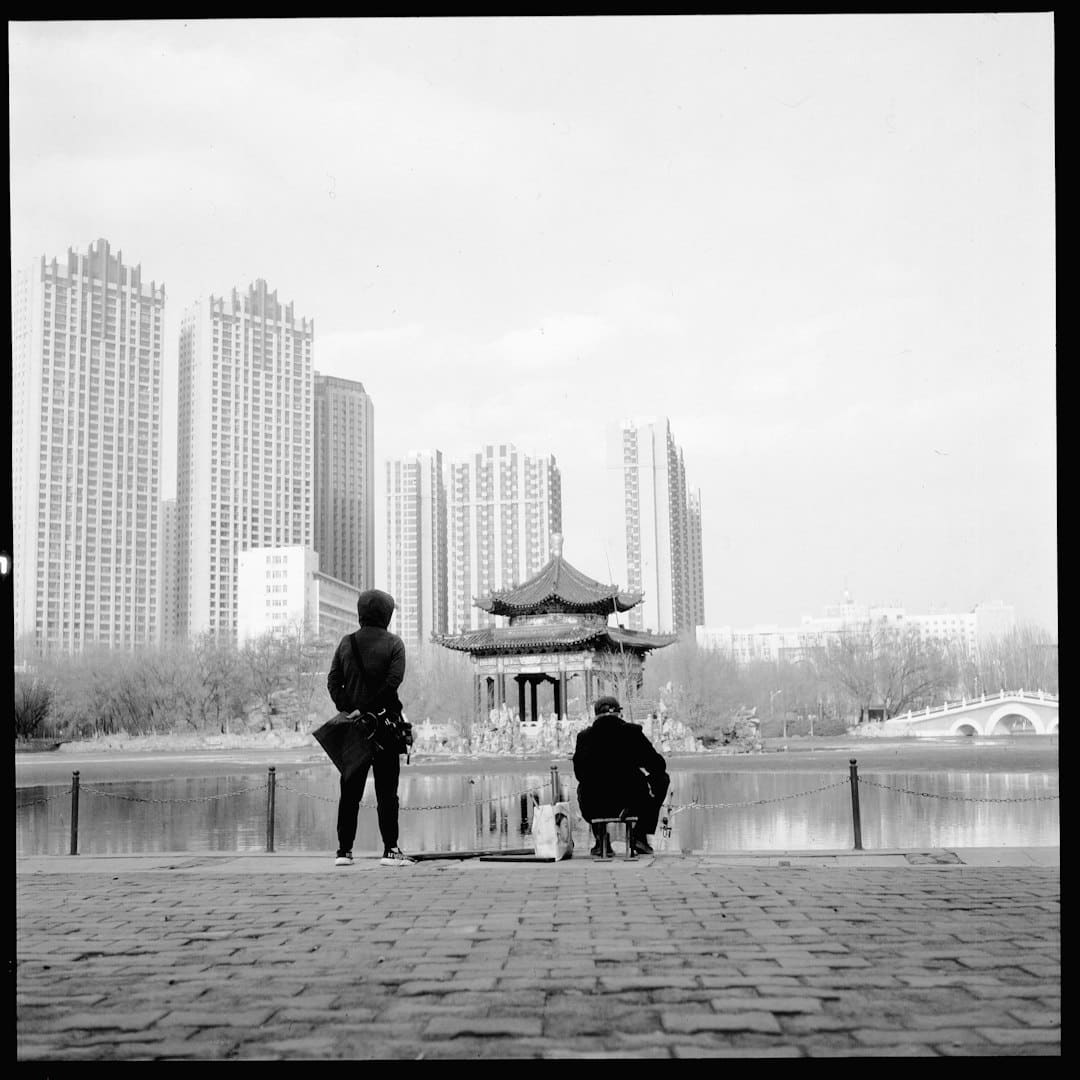 芳华逐光，大路同行！十集大型电视专题片《大路同行——校史里的我国》即将在总台科教频道播出